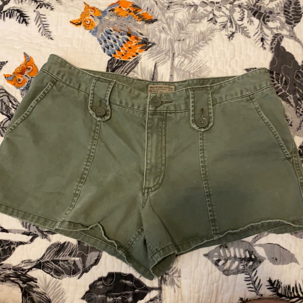 American Eagle Outfitters - Earthy green shorts